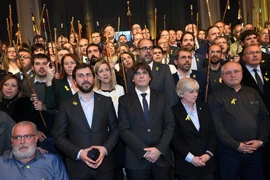 Cựu Thủ hiến Catalonia Carles Puigdemont (thứ ba, trái sang, hàng đầu) cùng các Thị trưởng Catalonia trong cuộc gặp tại Brussels ngày 7/11. (Nguồn: AFP/TTXVN)