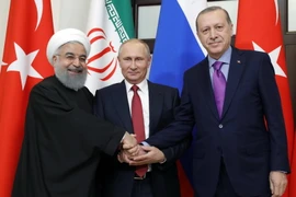 Tổng thống Iran Hassan Rouhani, Tổng thống Nga Vladimir Putin và Tổng thống Thổ Nhĩ Kỳ Recep Tayyip Erdogan tại Hội nghị thượng đỉnh ba bên về Syria ở Sochi (Nga) ngày 22/11. (Nguồn: AFP/TTXVN)