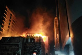 Hiện trường vụ hỏa hoạn tại trung tâm thương mại ở Mumbai, Ấn Độ ngày 28/12. (Nguồn: NEWS 18/TTXVN)