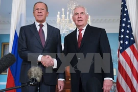 Ngoại trưởng Nga Sergei Lavrov (trái) và người đồng cấp Mỹ Rex Tillerson. (Nguồn: AFP/TTXVN)