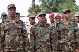 Bộ trưởng Quốc phòng Somalia Abdirashid Abdullahi (trái) bất ngờ từ chức. (Nguồn: AP)