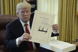 Tổng thống Mỹ Donald Trump (trong ảnh) đã ký ban hành dự luật cải cách thuế do đảng Cộng hòa đề xuất trị giá 1.500 tỷ USD. (Nguồn: AFP/TTXVN)