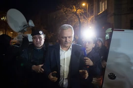 Chủ tịch PSD Liviu Dragnea (giữa) tại Cơ quan chống tham nhũng ở Bucharest, Romania ngày 21/11. (Nguồn: AFP/TTXVN)