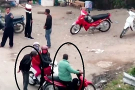 [Video] Bắt các đối tượng cưỡng đoạt tài sản người đi đường ở Hà Nội