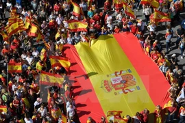 Tuần hành tại Barcelona, thủ phủ vùng Catalonia của Tây Ban Nha, nhằm bày tỏ ủng hộ thống nhất đất nước và phản đối kế hoạch của chính quyền vùng Catalunya tuyên bố độc lập. (Nguồn: AFP/TTXVN)