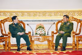 Thống tướng Min Aung Hlaing, Tổng Tư lệnh các lực lượng vũ trang Myanmar đón và hội đàm với Đại tướng, Bộ trưởng Quốc phòng Ngô Xuân Lịch, ngày 2/10, tại Thủ đô Nay Pyi Taw. (Nguồn: TTXVN)