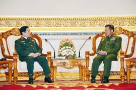 Thống tướng Min Aung Hlaing, Tổng Tư lệnh các lực lượng vũ trang Myanmar đón và hội đàm với Đại tướng, Bộ trưởng Quốc phòng Ngô Xuân Lịch, ngày 2/10, tại Thủ đô Nay Pyi Taw. (Nguồn: TTXVN)