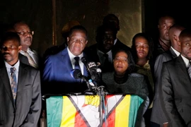Cựu Phó Tổng thống Zimbabwe Emmerson Mnangagwa (giữa) phát biểu tại trụ sở đảng ZANU-PF ở Harare ngày 22/11. (Nguồn: THX/ TTXVN)