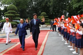 Thủ tướng Nguyễn Xuân Phúc và Thủ tướng Canada Justin Trudeau tại lễ đón. (Ảnh: Thống Nhất/TTXVN)