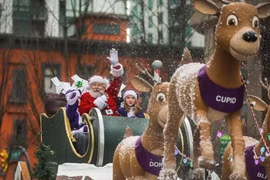 Lễ diễu hành của các ông già Noel thu hút sự quan tâm lớn. (Nguồn: PNG)