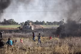 Người biểu tình Palestine xung đột với binh sĩ Israel ở phía đông thành phố Gaza ngày 8/12. (Nguồn: THX/TTXVN)