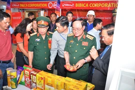 Các đại biểu tham quan gian hàng tham dự hội chợ. (Ảnh: Minh Hưng/TTXVN)