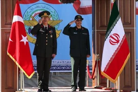 Tổng tham mưu trưởng quân đội Thổ Nhĩ Kỳ Hulusi Akar (trái) và người đồng cấp Iran Mohammad Baqeri. (Nguồn: presstv.ir)