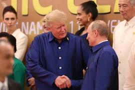 Tổng thống Nga Vladimir Putin (phải) và người đồng cấp Mỹ Donald Trump. (Nguồn: TTXVN)