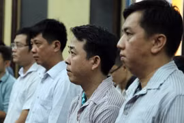 Các bị cáo nghe tuyên án. (Ảnh: Mạnh Linh/TTXVN)