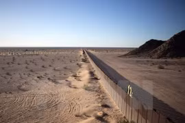 Hàng rào biên giới Mỹ-Mexico ở San Luis Rio Colorado, bang Sonora (Mỹ). (Nguồn: AFP/TTXVN)