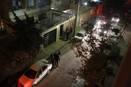 Người dân ra khỏi nhà và tập trung ngoài đường phố khi xảy ra động đất ở Tehran, Iran ngày 21/12. (Nguồn: AFP/TTXVN)