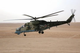 Trực thăng Mi-24 của Nga tham gia hỗ trợ cuộc chiến chống IS của quân đội Syria tại khu vực Deir Ezzor, Syria ngày 15/9. (Nguồn: AFP/TTXVN)