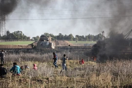 Người biểu tình Palestine xung đột với binh sĩ Israel ở phía đông thành phố Gaza ngày 8/12. (Nguồn: THX/TTXVN)