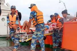 Cứu ngư dân bị nạn trên biển. Ảnh minh họa. (Nguồn: Lê Sen/TTXVN)