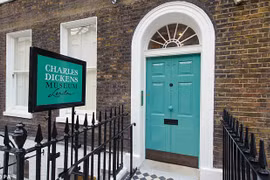 Phía ngoài Bảo tàng Charles Dickens. (Nguồn: Triptide.london)
