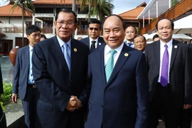 Thủ tướng Chính phủ Nguyễn Xuân Phúc làm việc với Thủ tướng Campuchia Samdech Techo Hun Sen. (Ảnh: TTXVN)