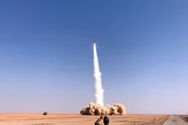 Các lực lượng Syria bắn rocket từ làng Suwayiah, gần thành phố Albu Kamal của Syria trong giao tranh với IS ngày 10/11. (Nguồn: AFP/TTXVN)