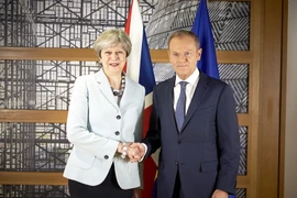 Chủ tịch Hội đồng châu Âu Donald Tusk và Thủ tướng Anh Theresa May. (Nguồn: THX/ TTXVN)
