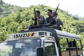 Cảnh sát biên giới gác tại một cửa khẩu gần thị trấn Maungdaw, bang Rakhina, Myanmar ngày 28/8. (Nguồn: AFP/TTXVN)