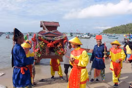 Nghi lễ cung thỉnh các vị thần, cầu an, cầu siêu, lễ chánh tế Nam Hải Đại Tướng Quân. (Ảnh: Lê Sen/TTXVN)