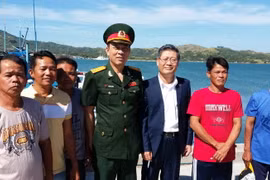 Đại sứ Lý Quốc Tuấn và Đại tá Nguyễn Văn Hùng-Tùy viên quốc phòng tại Philippines (thứ 3 và thứ 4 từ phải sang) gặp gỡ, động viên các ngư dân. (Ảnh: TTXVN)