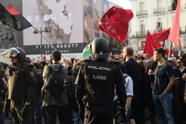 Cảnh sát giải tán đám đông nhằm ngăn chặn cuộc trưng cầu ý dân ở vùng Catalonia ngày 1/10. (Nguồn: AFP/TTXVN)