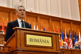 Tổng thư ký NATO Jens Stoltenberg phát biểu tại phiên họp Hội đồng Nghị viện NATO tại thủ đô Bucharest (Romania) ngày 9/10. (Nguồn: AFP/TTXVN)