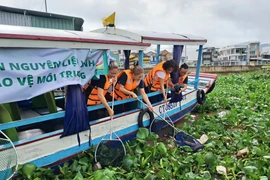 Hoạt động thu gom rác thải, vệ sinh môi trường tại khu vực chợ nổi Cái Răng, quận Ninh Kiều. (Ảnh: Hùng Võ/Vietnam+)