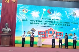 Thứ trưởng Bộ Tài nguyên và Môi trường Lê Công Thành (chính giữa) và các đại biểu thực hiện nghi thức phát động Giải thưởng Trường học sinh thái ASEAN Việt Nam năm 2024. (Ảnh: Hùng Võ/Vietnam+)