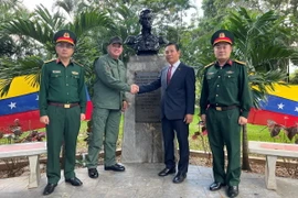 Trung tướng Rafael Zerpa Zambrano, Giám đốc Học viện IAESEN, chào mừng Đoàn công tác của Đại sứ quán Việt Nam tại Venezuela. (Ảnh: TTXVN phát)