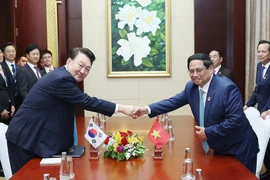 Thủ tướng Phạm Minh Chính gặp Tổng thống Hàn Quốc Yoon Suk Yeol. (Ảnh: Dương Giang/TTXVN)