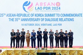 Thủ tướng Phạm Minh Chính cùng Trưởng đoàn các nước ASEAN và Tổng thống Yoon Suk Yeol chụp ảnh chung tại Hội nghị cấp cao ASEAN-Hàn Quốc lần thứ 25. (Ảnh: Dương Giang/TTXVN)