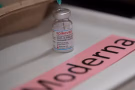 Vaccine Spikevax ngừa COVID-19 của Moderna. (Ảnh: AFP/TTXVN)