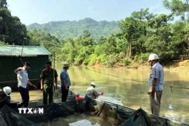 Trung tâm Quan trắc tài nguyên và môi trường tỉnh Tuyên Quang tổ chức lấy mẫu nước tại xã Bình Phú (huyện Chiêm Hóa). (Ảnh: TTXVN phát)