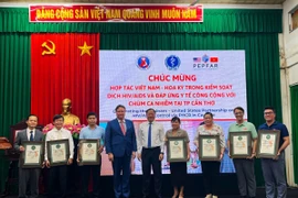 Đại sứ Hoa Kỳ tại Việt Nam trao tặng Giấy khen cho các đơn vị có nhiều đóng góp trong triển khai mô hình đáp ứng y tế công cộng với chùm ca nhiễm. (Ảnh: Ánh Tuyết/TTXVN)