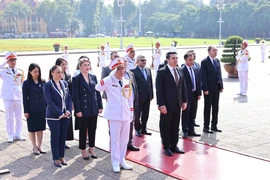 Chủ tịch Quốc hội Cộng hòa Armenia Alen Simonyan vào Lăng, viếng Chủ tịch Hồ Chí Minh. (Ảnh: Minh Đức/TTXVN)