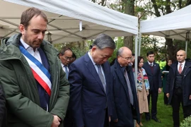 Tổng Bí thư, Chủ tịch nước Tô Lâm cùng các đại biểu dành một phút tưởng niệm Chủ tịch Hồ Chí Minh trước Tượng đài Bác Hồ. (Ảnh: Trí Dũng/TTXVN)