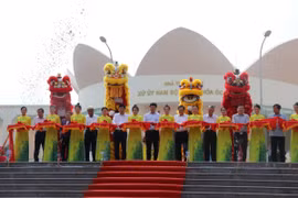 Đại biểu cắt băng Khánh thành Nhà trưng bày Xứ ủy Nam Bộ và Văn hóa Óc Eo tại Khu di tích Quốc gia đặc biệt Gò Tháp. (Ảnh: Nguyễn Văn Trí/TTXVN)