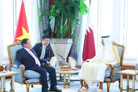 Thủ tướng Phạm Minh Chính chào Quốc vương Qatar Tamim bin Hamad Al Thani. (Ảnh: Dương Giang/TTXVN)