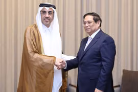 Thủ tướng Phạm Minh Chính tiếp Bộ trưởng Bộ Lao động Qatar Ali bin Samikh Al Marri. (Ảnh: Dương Giang/TTXVN)