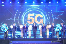Các đại biểu nhấn nút khai trương kinh doanh dịch vụ 5G tại Lào. (Ảnh: Đỗ Bá Thành/TTXVN)