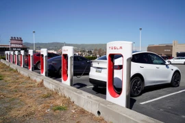 Trạm sạc điện của Tesla tại San Bruno, California, Mỹ. (Ảnh: THX/TTXVN)