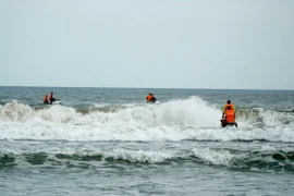 Lực lượng tìm kiếm cứu nạn khẩn trương tìm kiếm nạn nhân mất tích tại bãi tắm Sao Biển, Đà Nẵng. (Ảnh: Quốc Dũng/TTXVN)