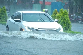 Mưa to khiến nước không thoát kịp, gây ngập nặng khu vực trung tâm thành phố Cần Thơ. (Ảnh: TTXVN phát)